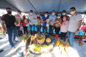 Imagem da notícia - Wilson Lima entrega cartões do Auxílio Enchente e concede anistias de dívidas em Nhamundá