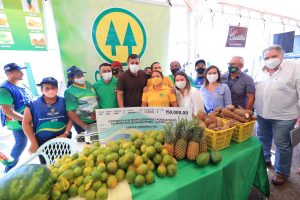 Imagem da notícia - Wilson Lima entrega mais de R$ 1 milhão em recursos para associações do setor primário de Manacapuru