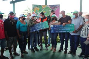 Imagem da notícia - Em Tabatinga, Wilson Lima distribui cartões do Auxílio Enchente para população afetada pela cheia