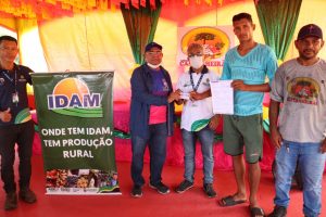 Imagem da notícia - Idam participa de inauguração de associação e entrega de Cartão do Produtor e DAP em Beruri