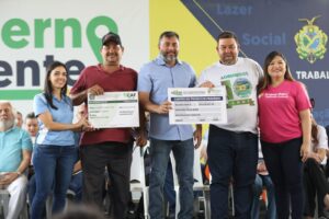 Imagem da notícia - Governo Presente na zona leste: Idam entrega 16 documentos para agricultores familiares da capital 