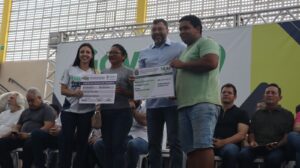 Imagem da notícia - Governo Presente: Idam entrega documentos rurais e distribui sementes de hortaliças na zona norte de Manaus