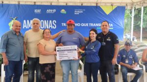Imagem da notícia - Governo do Amazonas entrega crédito rural e cartas de anistia de débito a produtores rurais de Novo Airão