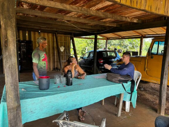 No sul de Canutama, famílias recebem atendimento do Idam para a emissão de documentos rur…