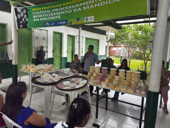 Em Eirunepé, Idam impulsiona a cultura da mandioca com curso de fabricação de derivados
